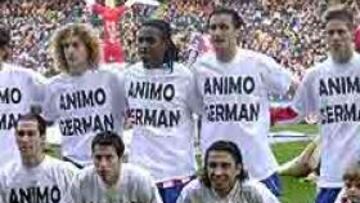 <b>APOYO DE LOS COMPAÑEROS.</B> Los jugadores del Atlético mostraron una camiseta de apoyo a Germán Burgos.