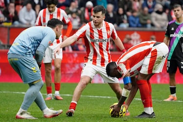 El lateral sportinguista hizo un gol de bandera. Recogió un balón en la central y conectó un disparo ajustado, imposible para el portero del Mirandés.