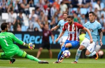 Yannick Carrasco intenta chutar a portería.