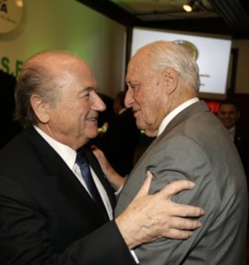 En 1998 fue sustituido por Joseph Blatter como presidente de la FIFA, y nombrado presidente honorífico. En abril de 2013, Havelange dimitió como presidente honorario de la FIFA después de que el comité de ética de este organismo concluyera que recibió sobornos durante su etapa como presidente en el llamado 'escándalo ISL'.