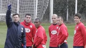 <b>TRABAJÓ CON LA DEFENSA. </b>Abel Resino ensayó ayer con los componentes de la defensa en su primer entrenamiento al frente del Atlético.