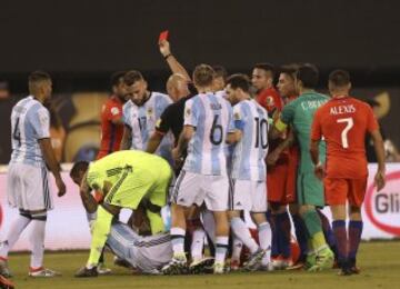 DAV139. EAST RUTHERFORD, (NJ, EE.UU.), 26/06/2016.-El jugador de Argentina Marcos Rojo (cubierto) es expulsado por el árbitro Heber Lopes (c) en el juego ante Chile hoy, Domingo 26 de junio de 2016, en el partido final de la Copa América Centenario, en el estadio MetLife de East Rutherford, Nueva Jersey (EE.UU.). EFE/David Fernández