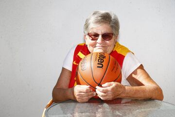 En 1963 fue capitana de la primera selección femenina de baloncesto en España.