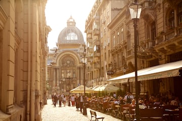 Comida: desde las 12:00 hasta las 14:00 horas | Cena: desde las 19:30 hasta las 20:30 horas. En la foto, vista del casco antiguo de Bucarest.