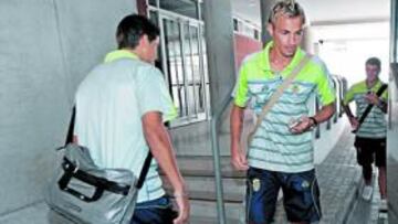 <b>DE VIAJE. </b>Pignol se dispone a entrar en la guagua ayer por la mañana en el estadio de Gran Canaria.