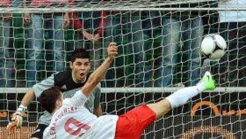 El internacional polaco Robert Lewandowski marca el 2-0 al guardameta andorrano, Antoni Josep G&oacute;mes, durante el partido amistoso Polonia-Andorra disputado en Varsovia.