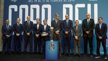 Antonio Martín (ACB), Ángel Garrido (Comunidad) y los directores deportivos de los participantes en la Copa del rey de baloncesto en Madrid.