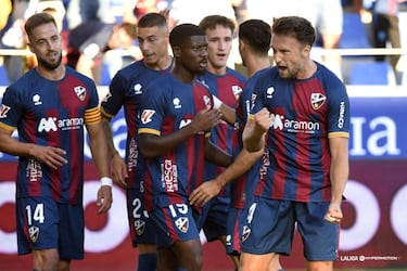 El zaguero del equipo altoaragonés sigue demostrando un buen nivel. Seguro atrás, hizo un gol que adelantó a su equipo ante el Eibar. Su entrada al área para rematar, digna de un delantero nato.
