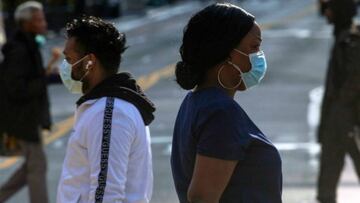 Personas caminando por la 34° avenida en Nueva York, 2020.