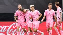 Darder y Melamed celebran uno de los goles del Espanyol en Vallecas, junto a Denis Suárez.