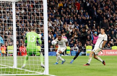 2-2. Zambo Anguissa remata dentro del área, rebota en Dani Ceballos, le vuelve a caer el balón al mediocentro del Nápoles que de un potente disparo supera a Andriy Lunin.