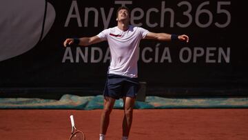 Pablo Carreñocelebra su victoria ante Albert Ramos en el AnyTech 365 Andalucia Open en el Puente Romano Beach Resort de Marbella.