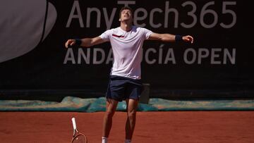 Pablo Carre&ntilde;ocelebra su victoria ante Albert Ramos en el AnyTech 365 Andalucia Open en el Puente Romano Beach Resort de Marbella.