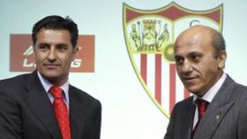 <b>LA FIRMA. </b>Míchel, con José María del Nido en su presentación a mediodía en el Sánchez Pizjuán.