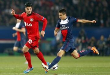 El jugador de Paris Saint Germain, Marquinhos, disputa el balón con Emre Can del Bayer Leverkusen