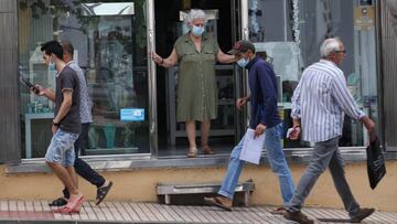 14-8-2020. Fuerteventura. Un verano diferente debido al Covid-19. La gente pasa delante de comercios vacios de compradores en Puerto del Rosario. Algunos con mascarillo y otros no la llevan © Foto: Cristobal Castro.