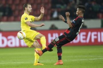 El delantero del Villarreal, Roberto Soldado lucha por el balón con Wendell  del Leverkusen 