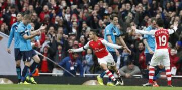 Alexis Sánchez fue la mejor figura de Arsenal: anotó doblete y dio el pase para el tercer gol, en el triunfo sobre Stoke City.