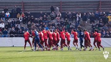 La plantilla del Albacete saluda al público congregado en la grada.
