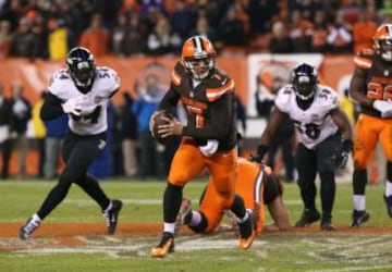 Con la lesión de McCown flotaba la pregunta de si los Browns mantendrían su postura de que Johnny Manziel fuera el tercer QB del equipo. Y efectivamente, fue Austin Davis el que saltó al campo.