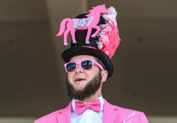 Aficionados a la h¨ªpica en el Churchill Downs de Kentucky durante la Kentucky Oaks.