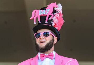  Aficionados a la hípica en el Churchill Downs de Kentucky durante la Kentucky Oaks.