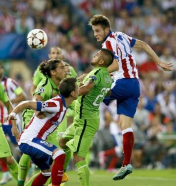 El centrocampista del Atlético de Madrid Saúl Ñíguez (d) salta por el balón con el chileno Arturo Vidal (2d), de la Juventus, durante el partido de la segunda jornada de la fase de grupos de la Liga de Campeones que se disputa esta noche en el estadio Vicente Calderón, en Madrid.