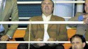 <B>EN SU PUESTO.</B> El alcalde fuenlabreño (centro), ayer en el palco.