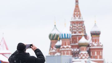 MOSCOW, Jan. 26, 2022 -- A man takes a photo in the Red Square in Moscow, Russia, on Jan. 26, 2022.
(Foto de ARCHIVO)
26/01/2022