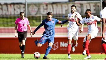 Toni Moya intenta un remate a porter&iacute;a frente a Julio Cidoncha y Ofoli Quaye durante el partido que enfrent&oacute; a la UD San Sebasti&aacute;n de los Reyes y al Club Atl&eacute;tico de Madrid B en el estadio Nuevo Matapi&ntilde;onera, correspondi