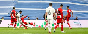 El delantero brasileño cruzó el balón ante un Dimitrievski  que nada pudo hacer para evitar el tanto madridista.