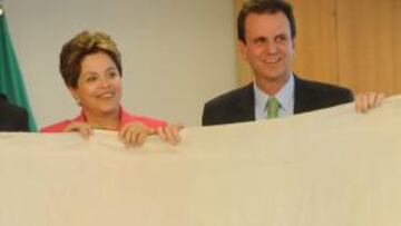 Rousseff recibe la bandera olímpica para Río 2016