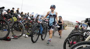 Los duatletas madrileños Manuel Díaz y Beatriz Molina cosecharon dos trabajadas victorias en la tercera edición del Du Cross Alcobendas. La localidad recibió a 170 duatletas con el parque natural de Valdelatas como escenario ideal para esta práctica deportiva. El próximo reto del circuito será el sábado 11 de mayo en Villanueva de la Cañada.


