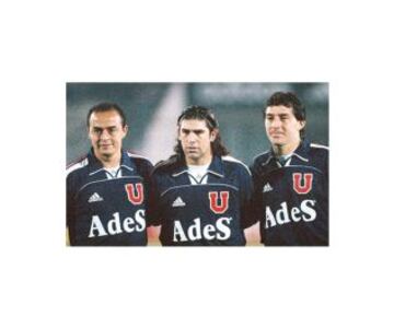 Cuando ya era figura de la Lazio, vino a jugar un partido ante Universidad de Chile y jug&oacute; un tiempo con los azules. En al foto con Luis Musrri y Cristi&aacute;n Mora.