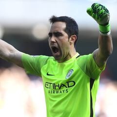 Guardiola: "Bravo es uno de los dos o tres mejores del mundo con los pies"