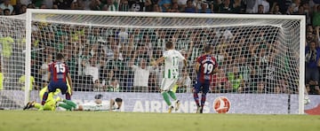 1-0. Sanabria marcó el primer gol.