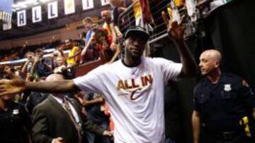 LeBron James, saluda a la afición de los Cavs tras lograr el pase a las Finales.