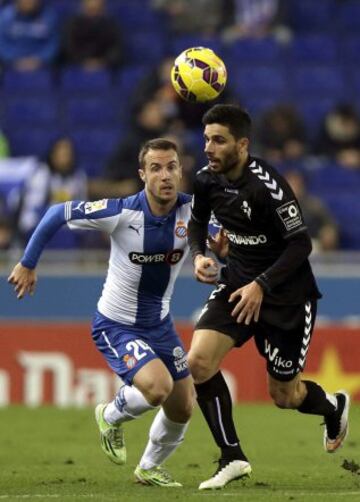 El defensa del Eibar Eneko Bóveda pugna con el centrocampista del RCD Espanyol Paco Montañés, durante el partido de la decimo séptima jornada de Liga de Primera División 