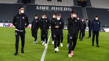 La plantilla txuri-urdin en el estadio de la Juve