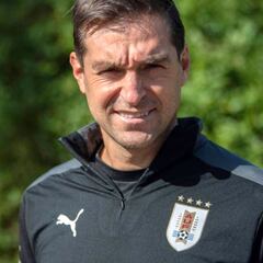 Diego Alonso: "Valverde juega bien en todos lados; desparrama fútbol cuando toca el balón"