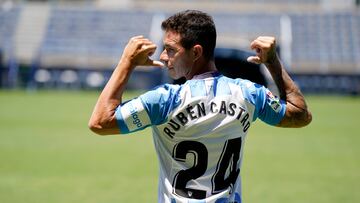 El delantero del Málaga lleva 22 temporadas en activo. Ha estado en equipos como Las Palmas, Albacete, Deportivo de la Coruña, Racing de Santander, Gimnàstic de Tarragona, Huesca, Rayo Vallecano, Real Betis, Guizhou Hengfeng y Cartagena. Ha jugado un total de 734 partidos anotando 306 goles. Con 41 años todavía quiere demostrar que no se le olvida la faceta goleadora.