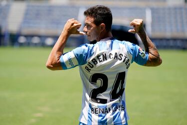 El delantero del Málaga lleva 22 temporadas en activo. Ha estado en equipos como Las Palmas, Albacete, Deportivo de la Coruña, Racing de Santander, Gimnàstic de Tarragona, Huesca, Rayo Vallecano, Real Betis, Guizhou Hengfeng y Cartagena. Ha jugado un total de 734 partidos anotando 306 goles. Con 41 años todavía quiere demostrar que no se le olvida la faceta goleadora.