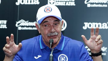 MEX7251. CIUDAD DE MÉXICO (MÉXICO), 23/02/2023.- El técnico Ricardo Ferretti habla durante su presentación como nuevo entrenador del equipo de Cruz Azul, hoy durante una rueda de prensa en la Ciudad de México (México). EFE Mario Guzmán
