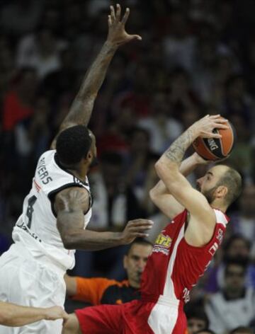 Kelvin Creswell Rivers y Vassals Spanoulis.