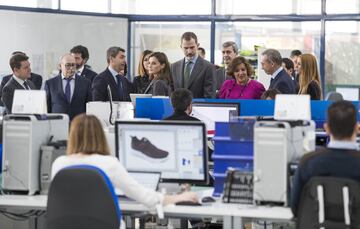 Los Reyes Felipe VI y Letizia visitaron la sede de la compañía Joma Sport en la localidad toledana de Portillo. La ministra de Defensa María Dolores de Cospedal y el presidente de Castilla-La Mancha Emiliano García-Page acompañaron a los monarcas.