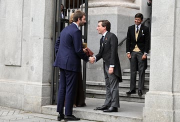 La infanta Cristina de Borbón acompañada por su hijo mayor, Juan Valentín Urdangarín, saludan a José Luis Martínez-Almeida a su llegada a la parroquia del Sagrado Corazón y San Francisco de Borja.