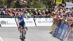 La ciclista australiana Sarah Gigante celebra su victoria en a tercera etapa del Tour Down Under Femenino en Willunga Hill.
