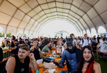 Un cosplayer caracterizado como Batman, sentado a la mesa durante la Comic Con de Málaga.