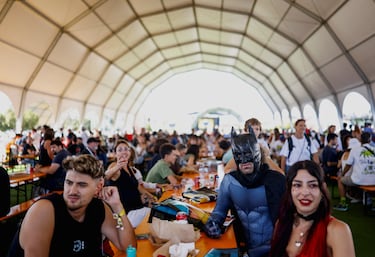 Un cosplayer caracterizado como Batman, sentado a la mesa durante la Comic Con de Málaga.