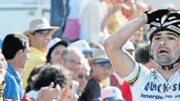 <b>POLÉMICA. </b>Freire señala a Bettini después de cruzar la meta en Luarca. Aunque parezca lo contrario, el Grillo no lamentó la victoria.